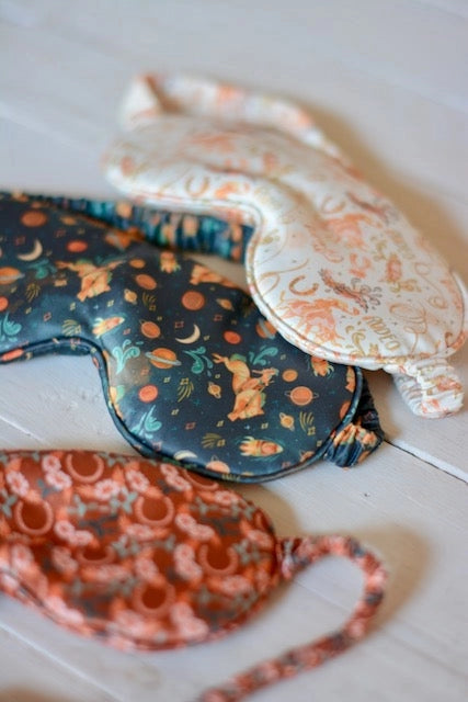 Tirzah Lane - Schlaf-Geschenkset Augenmaske + Scrunchie Cosmic Cowboy