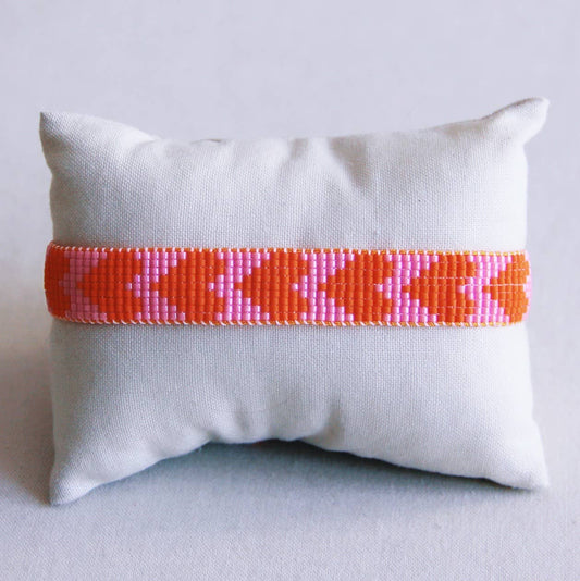 Bazou - Gevlochten armband met kraaltjes hartjes roze/oranje