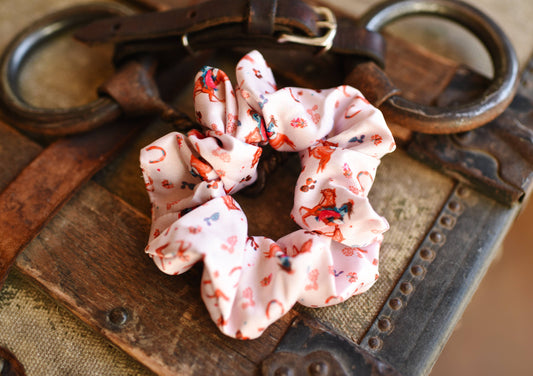 Tirzah Lane - Brunette Cowgirl en Paard Scrunchie Cowgirl Haaraccessoire