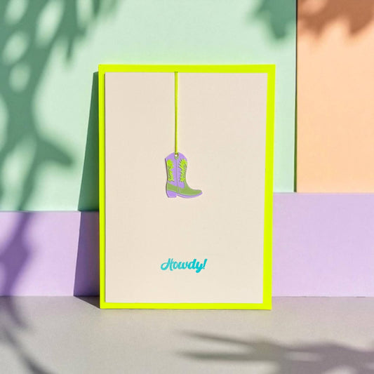 Pink Stories - Neon kaart met cadeauhanger Howdy Laars geel