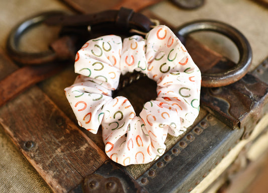 Tirzah Lane - Gelukkige Cowgirl Kleurrijke Hoefijzers Scrunchie Cowgirl Haaraccessoire