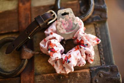 Tirzah Lane - Brünette Cowgirl und Pferd Scrunchie Cowgirl Haaraccessoire