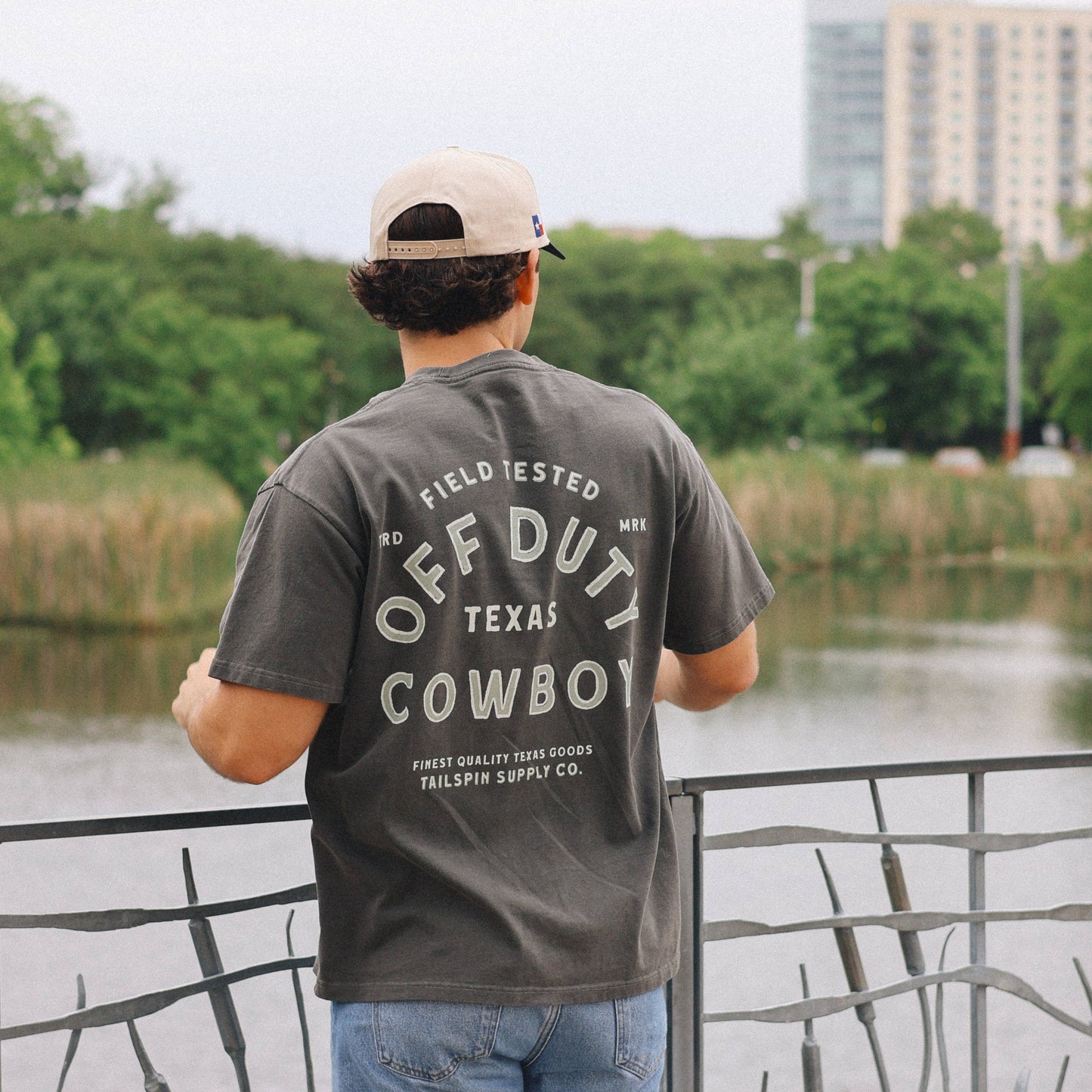 Tailspin - T-shirt unisexe gris foncé Off Duty Cowboy