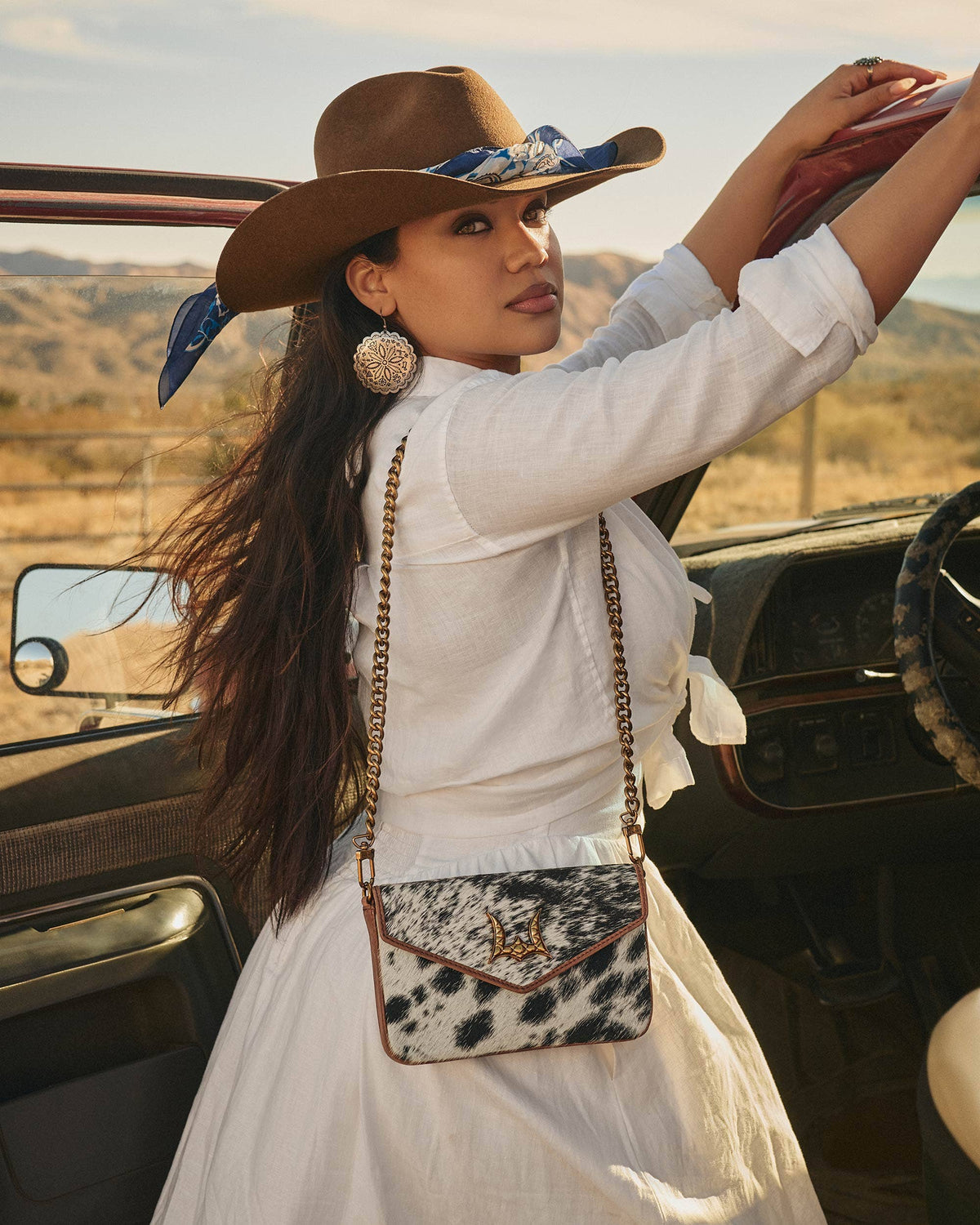 Myra Bag - Loyal West On The Go Mini kettingtas koeienhuid zwart & wit
