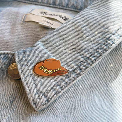 Wildflower Co - Cowgirl Hoed westernhoed emaille pin bruin
