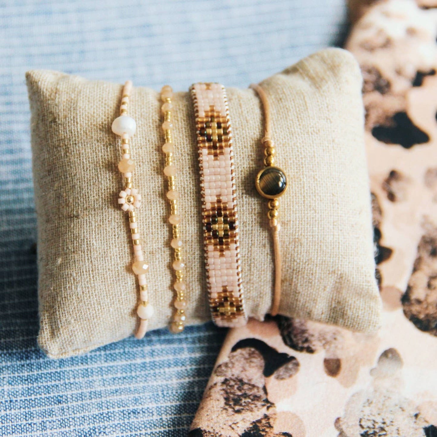 Bazou - Kraaltjes armband met aztek patroon nude/ cognac