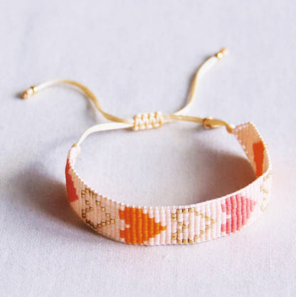 Bazou - Geflochtenes Armband mit Perlen Herzchen Nude/Orange/Lachsfarben