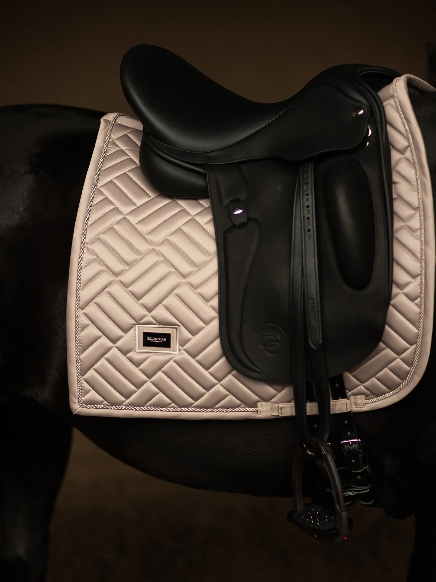 Equestrian Stockholm - SS26 Sable - Tapis de selle de dressage moderne dressuurzadeldek