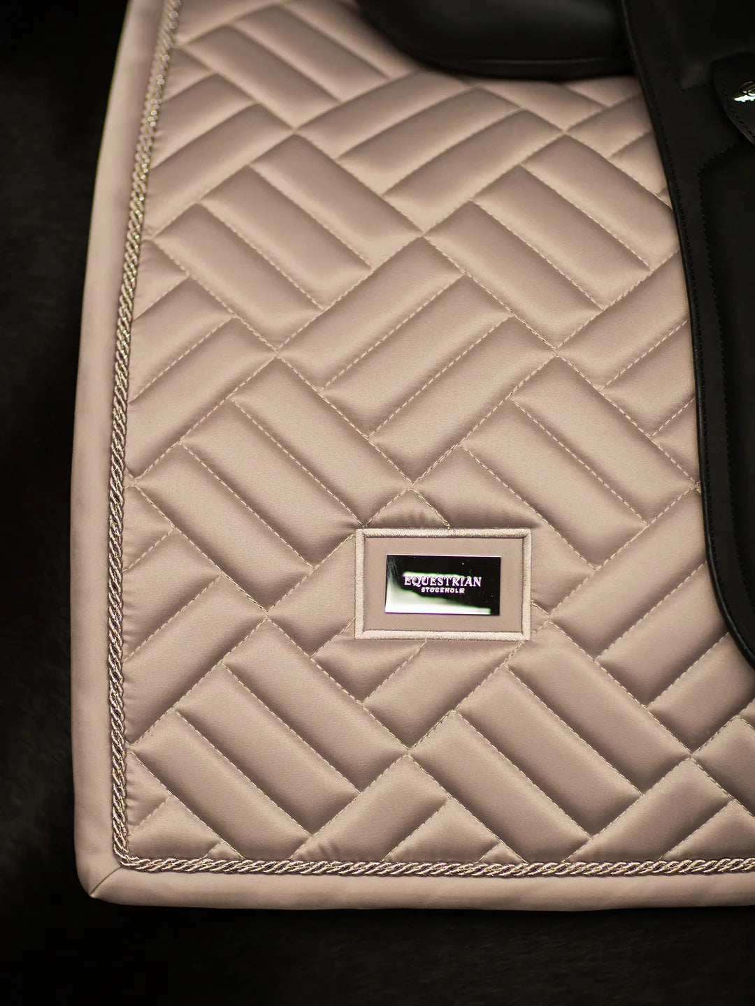 Equestrian Stockholm - SS26 Sable - Tapis de selle de dressage moderne dressuurzadeldek