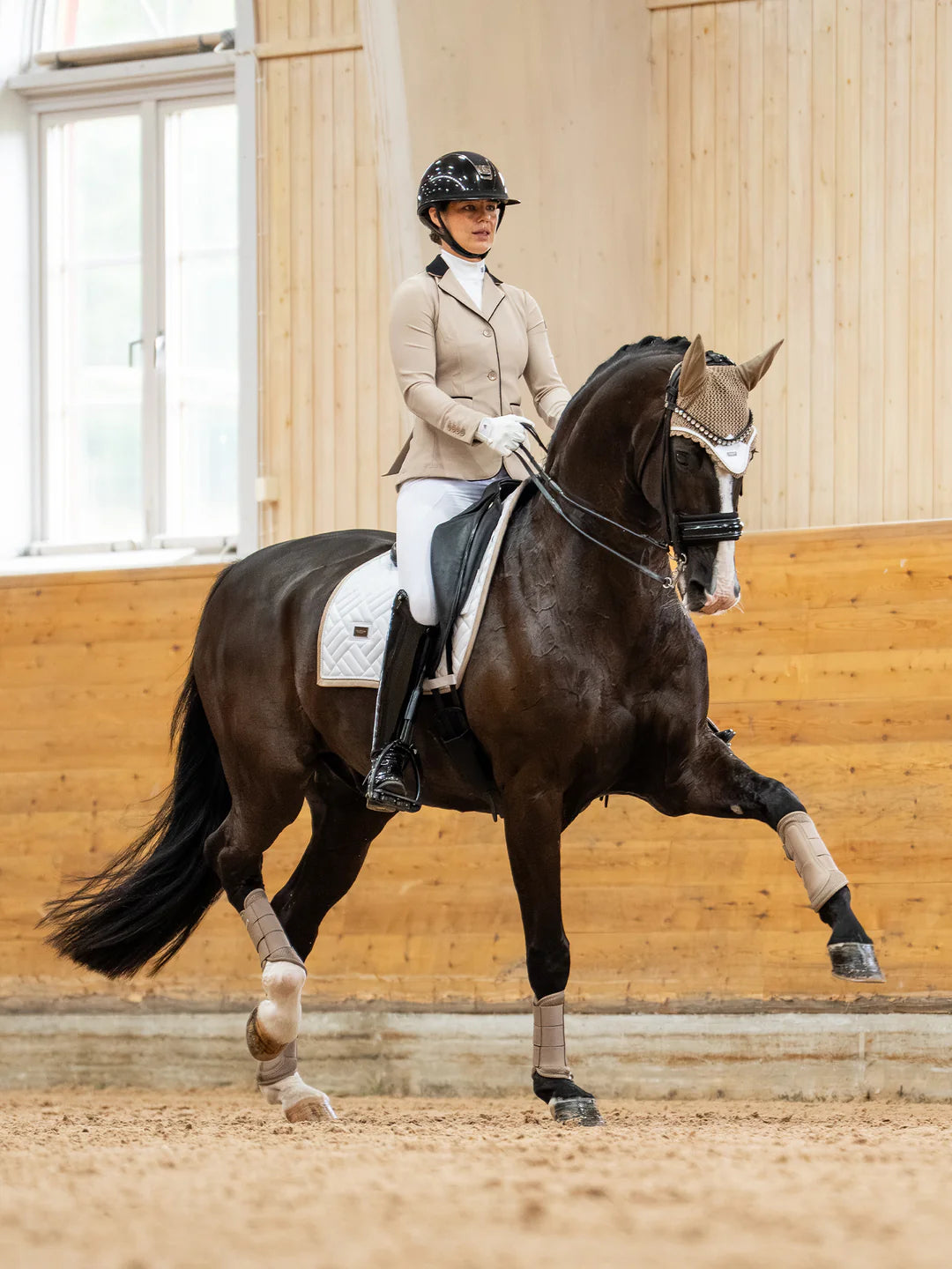 Equestrian Stockholm - SS26 Sable Blanc - Tapis de selle de dressage moderne dressuurzadeldek