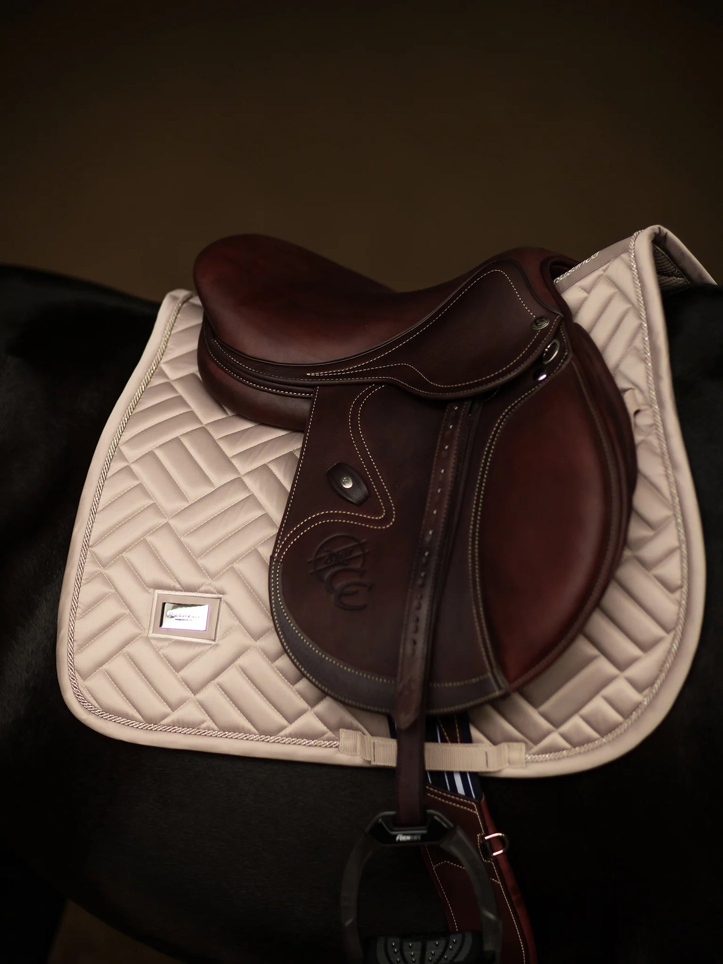 Equestrian Stockholm - SS26 Sand - Springsatteldecke Modern