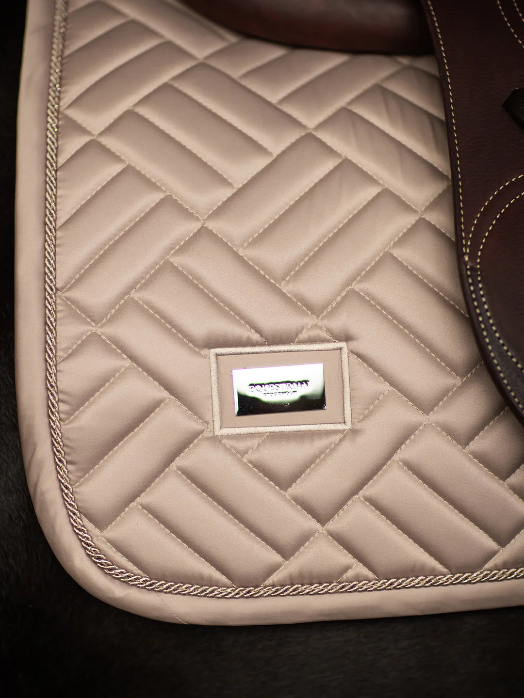 Equestrian Stockholm - SS26 Sand - Springsatteldecke Modern