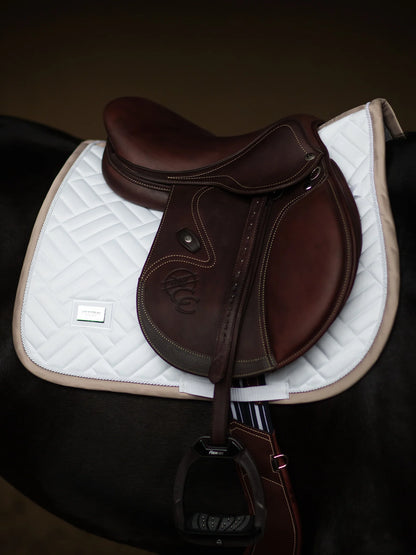 Equestrian Stockholm - SS26 Sand White - Spring-Satteldecke Modern