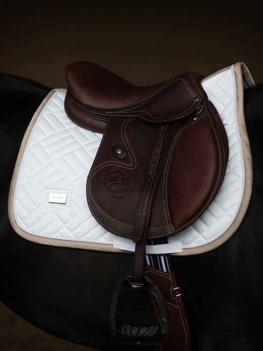Equestrian Stockholm - SS26 Sand White - Jump Saddle Pad Moderne Springsatteldecke
