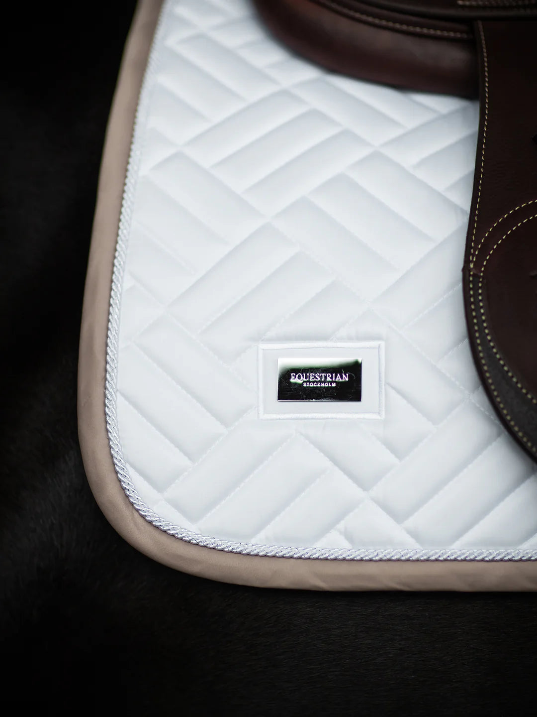 Equestrian Stockholm - SS26 Sand White - Jump Saddle Pad Moderne Springsatteldecke