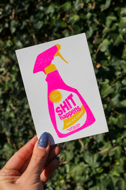 Studio Inktvis - Shit Happens Reinigingsspuitfles Risograph Postkaart