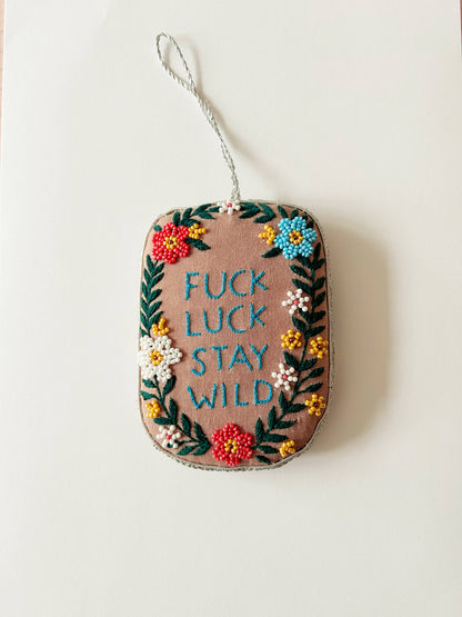 Tinytiny - Ornamento fatto a mano citazione cowboy Fuck Luck, Stay Wild
