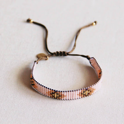 Bazou - Kraaltjes armband met aztek patroon nude/ cognac