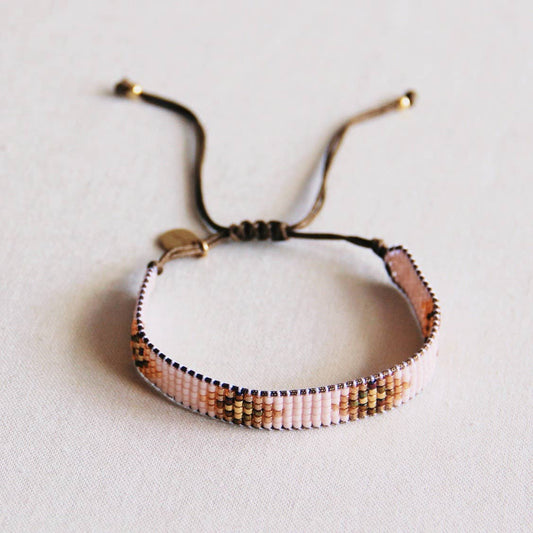 Bazou - Kraaltjes armband met aztek patroon nude/ cognac