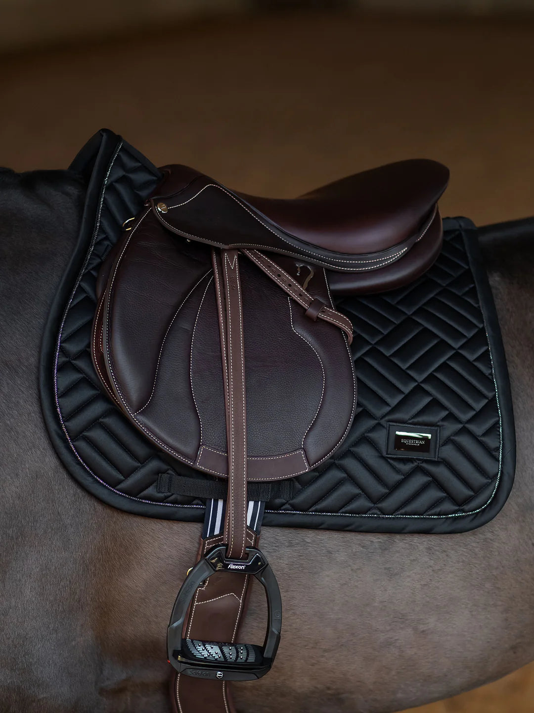Equestrian Stockholm - Core Collection - Sottosella da salto nero moderno springzadeldek