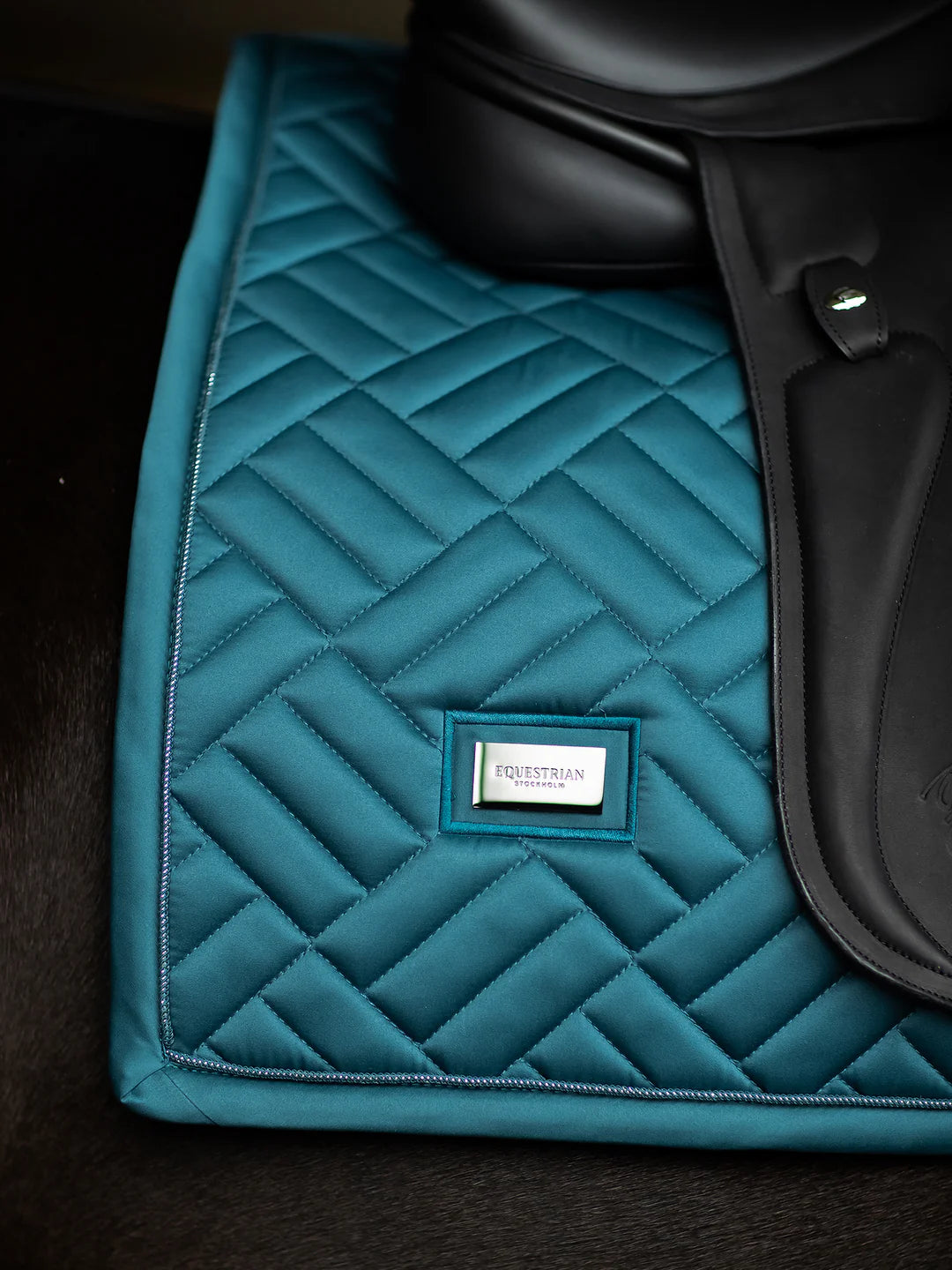 Equestrian Stockholm - FW25 Teal Blue - Tapis de dressage moderne