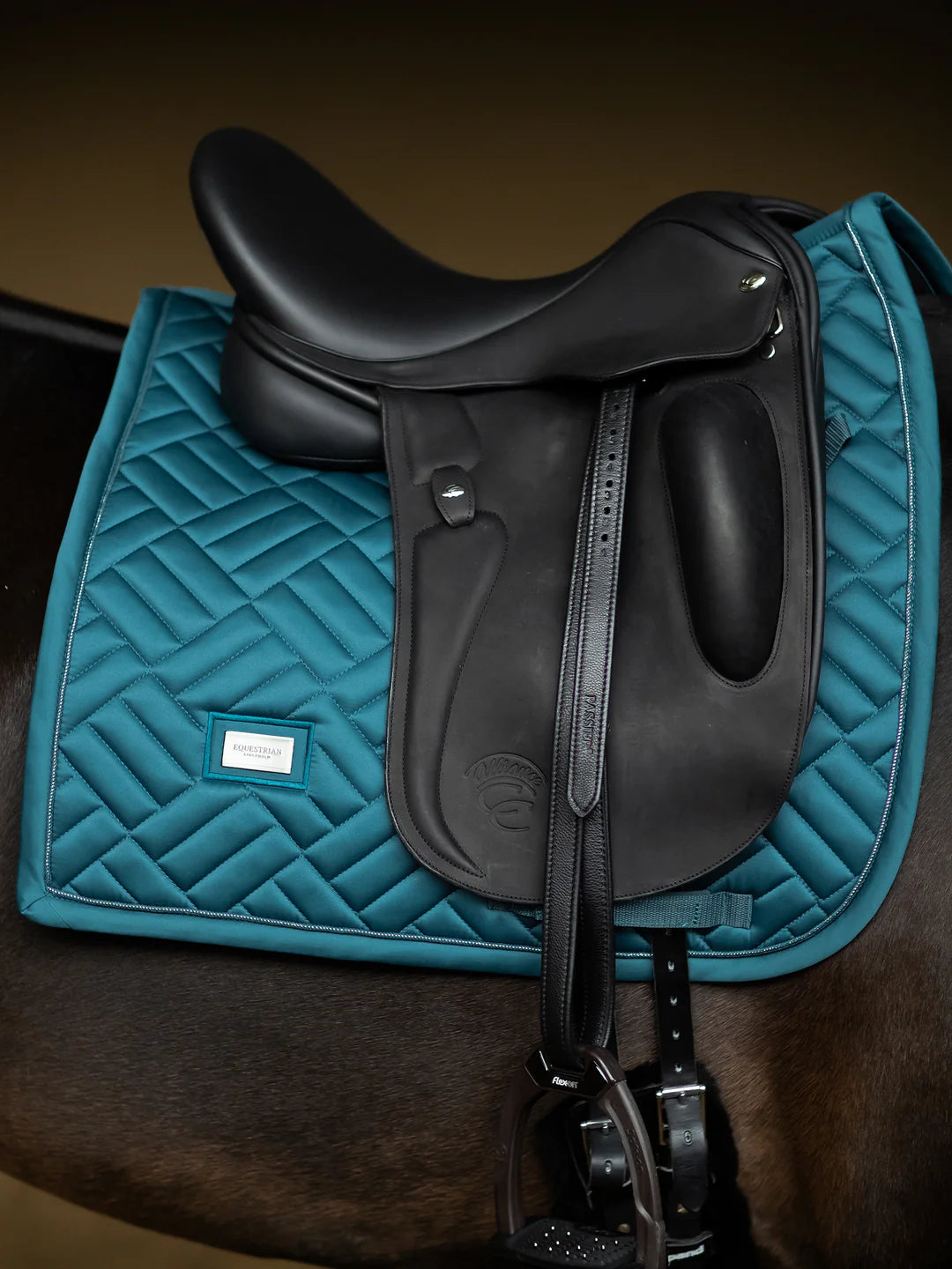 Equestrian Stockholm - FW25 Teal Blue - Tapis de dressage moderne