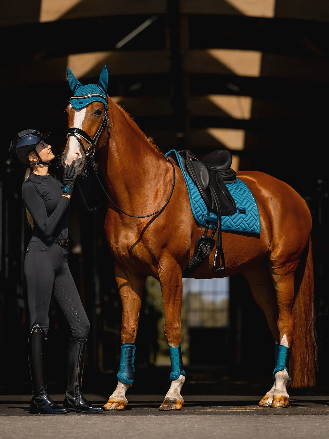 Equestrian Stockholm - FW25 Teal Blue - Tapis de dressage moderne