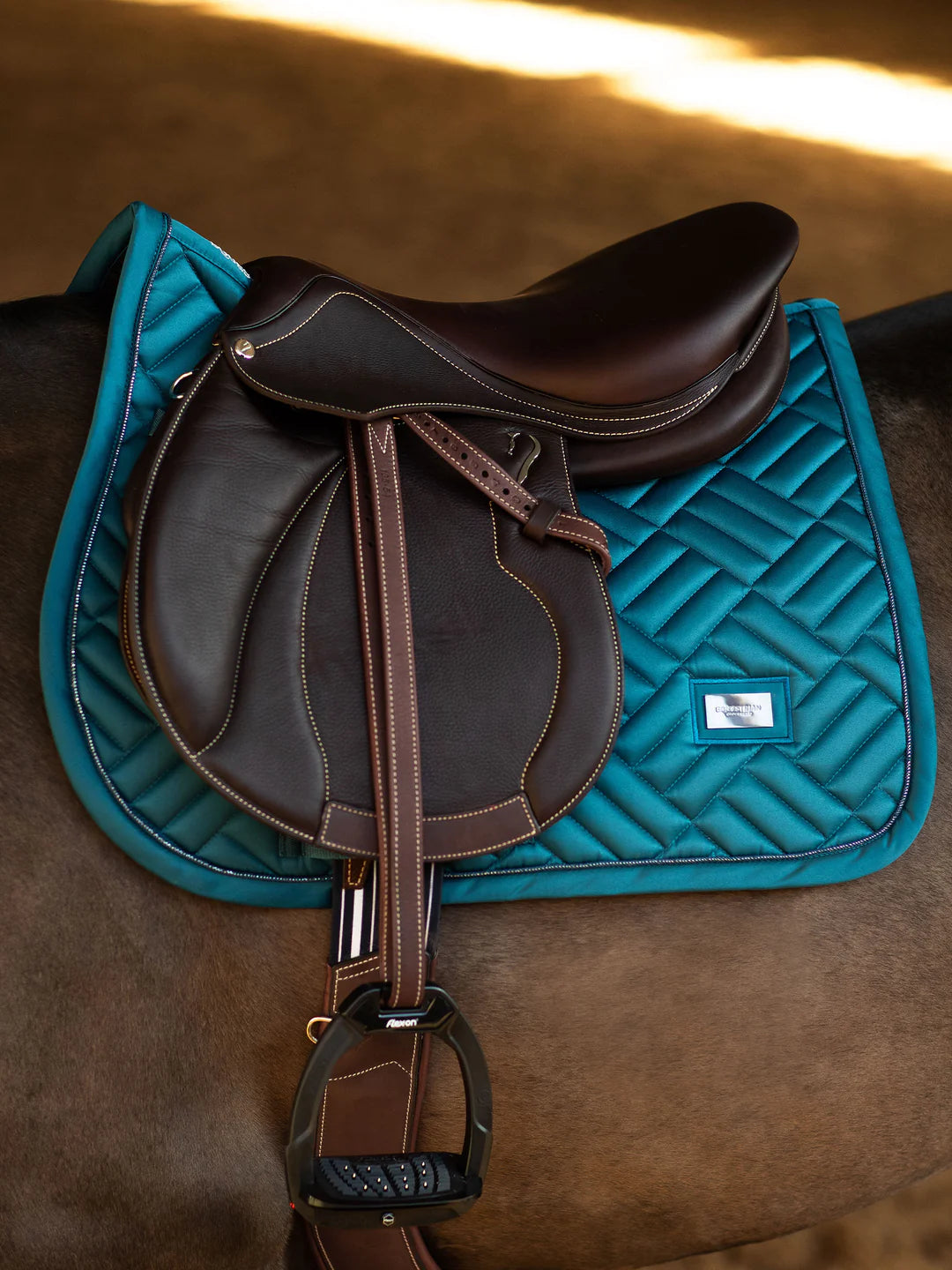 Equestrian Stockholm - FW25 Teal Blue - Sottosella da salto moderno springzadeldek