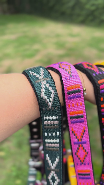FMH - Licol en nylon brodé avec rembourrage ‘Nomad Spirit’ noir néon