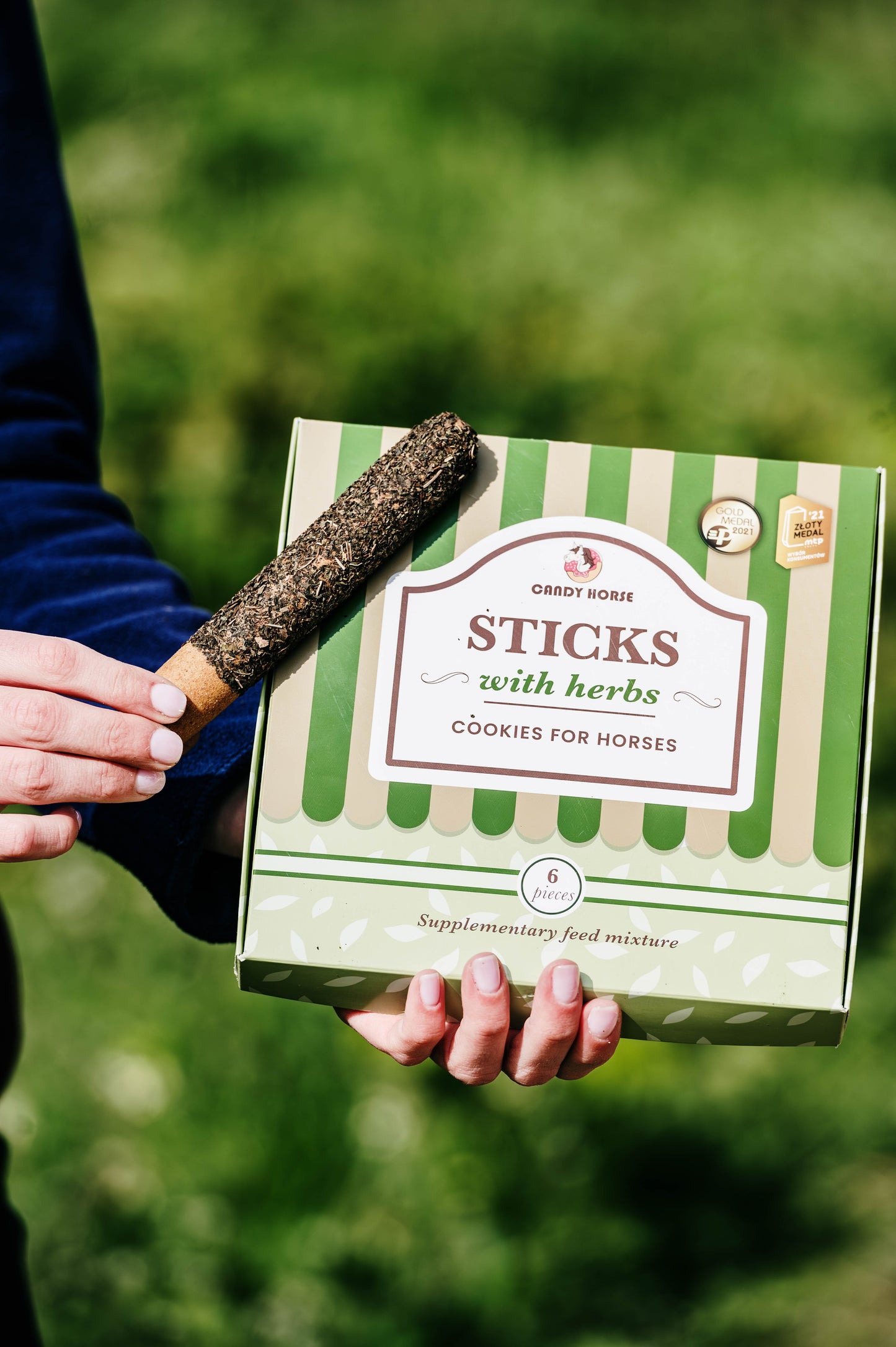 Candy Horse - Horse-shaped cookies with herbal sticks, 6 pieces