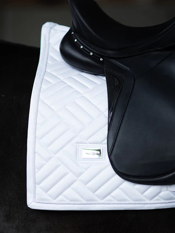 Equestrian Stockholm - Collection Core - Tapis de selle de dressage White Perfection moderne dressuurzadeldek