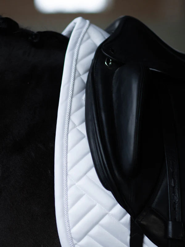 Equestrian Stockholm - Collection Core - Tapis de selle de dressage White Perfection moderne dressuurzadeldek
