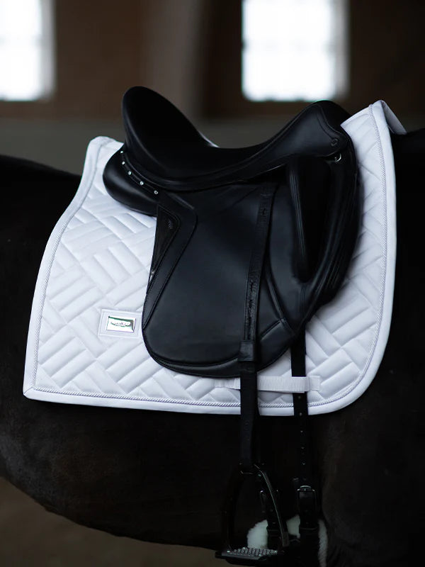 Equestrian Stockholm - Collection Core - Tapis de selle de dressage White Perfection moderne dressuurzadeldek