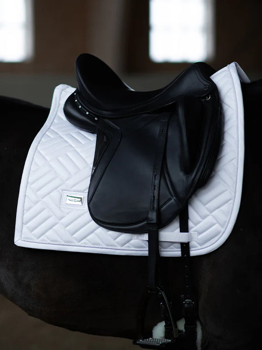 Equestrian Stockholm - Core Collection - White Perfection Dressurschabracke Moderne Dressurschabracke